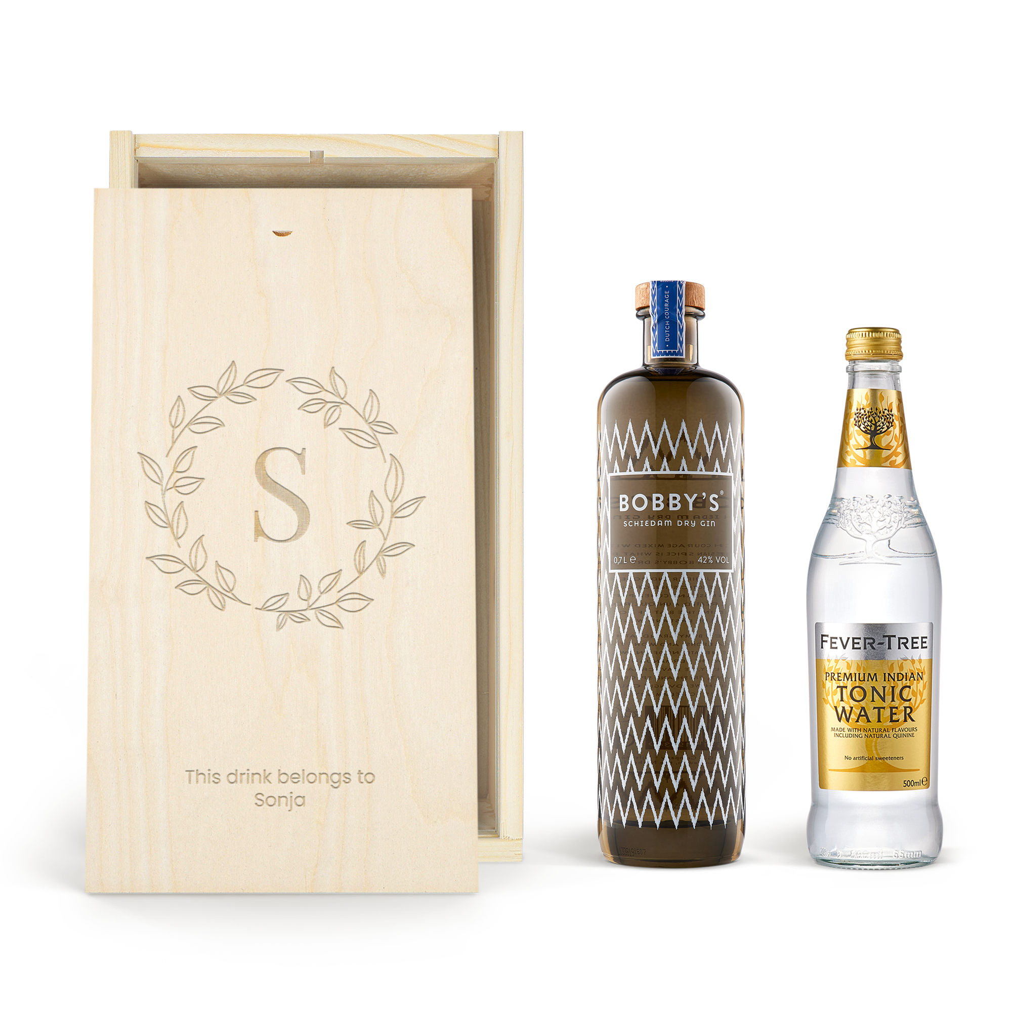 Gin Tonic Set mit Bobby's Gin und Fever Tree Tonic in gravierter Holzkiste. Die Box ist graviert mit einem floralen Kranz, dem Buchstaben S und dem Text "This drink belongs to Sonja".