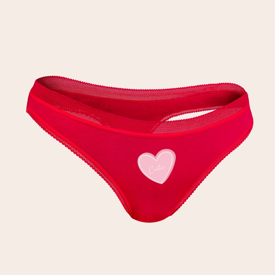 Perizoma Personalizzato Perizoma da donna rosso con bordi in pizzo, stampato con cuore rosa e testo "Carter" per un perizoma da donna personalizzato.