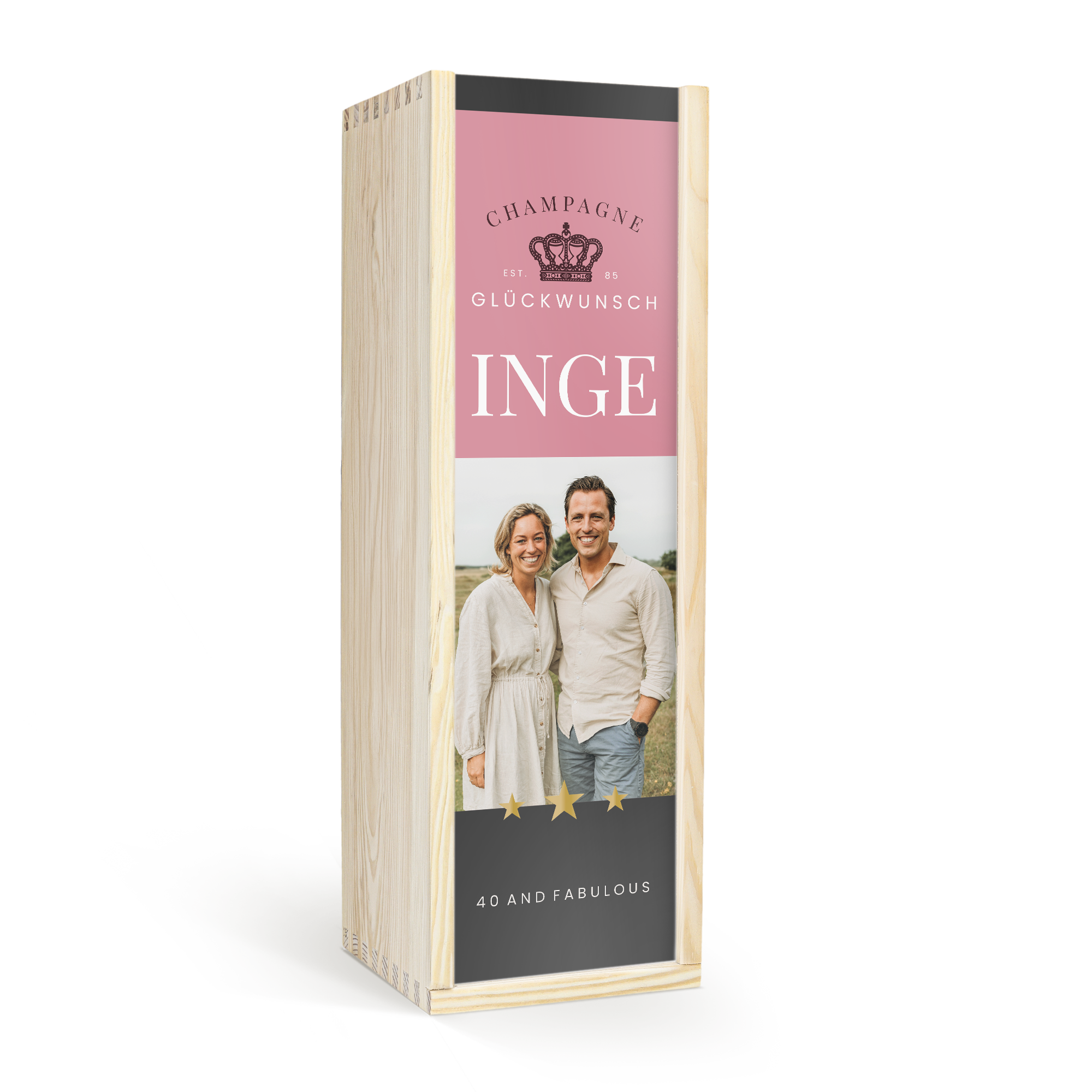 Personalisierte Holzkiste für Moët & Chandon Magnum Flasche mit gedrucktem Foto von einem Paar, dem Text "Inge" und "Glückwunsch" sowie "40 and Fabulous".