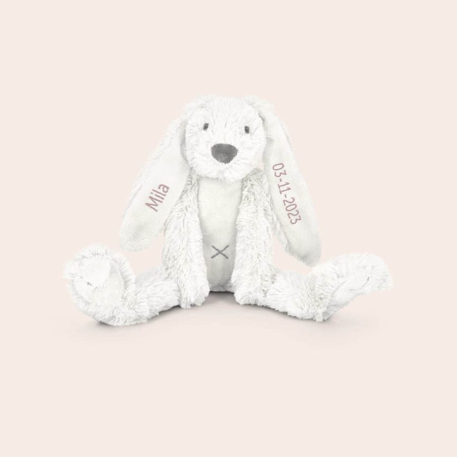 Personliga baby-tuttlen - Rabbit Richie Personligt gosedjur Tiny Rabbit Richie, en vit mjuk kanin med broderat namn Mila och datum 03-11-2023 på öronen.