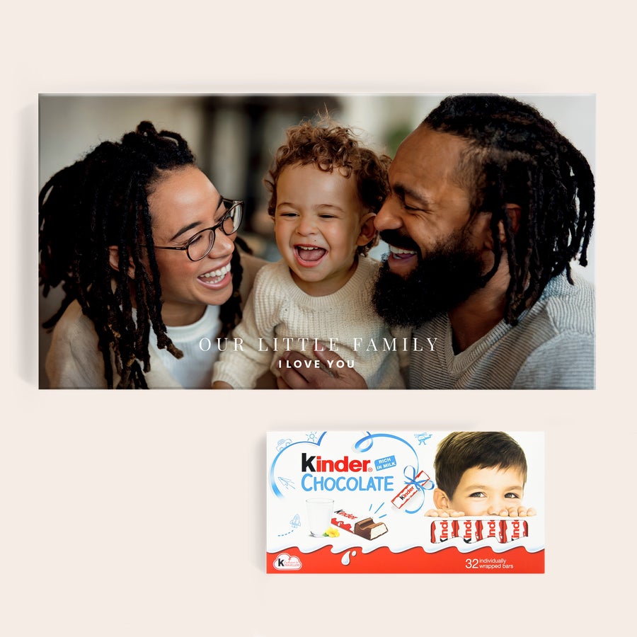 Gepersonaliseerde kinder chocolade Gepersonaliseerde doos Kinder Chocolade met 32 reepjes, bedrukt met eigen foto en de tekst 'Our Little Family I Love You'.