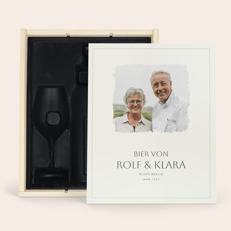 Personalisierte Holzkiste Eine luxuriöse Holzkiste mit individuellem Aufdruck, Foto von Rolf und Klara, Platz für Flasche und 2 Weingläser