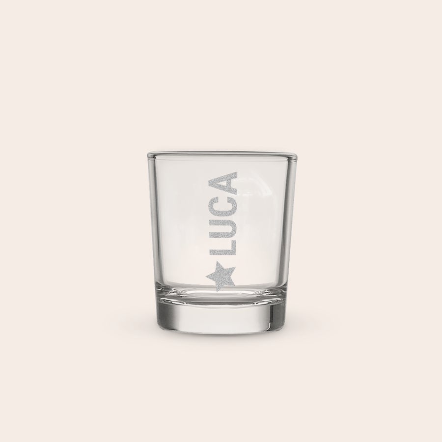 Gepersonaliseerde vodka fles Donkerblauw shotglas met de naam "LUCA" en een ster gegraveerd, onderdeel van een luxe vodkapakket.