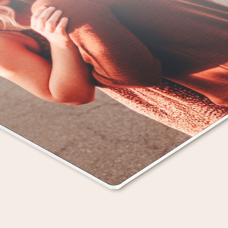 Aluminium fotopanel Chromaluxe aluminium fotoprint med personligt billede af et par, der omfavner hinanden