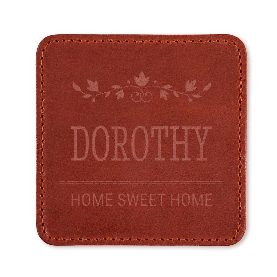 Personalizované kožené tácky Hnedá kožená podložka pod pohár gravírovaná s menom Dorothy a textom Home Sweet Home, s dekoratívnymi listami.