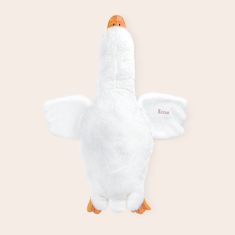 Peluche de ganso personalizado Peluche de ganso branco com bico e pés laranjas. Asas com o nome Rose bordado. Surpreenda os mais pequenos.
