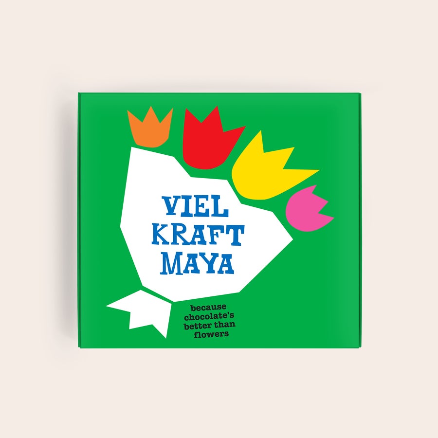 Tony's Chocolonely personalisieren - Personalisierte Tony's Chocolonely Schokolade in einer grünen Box, bedruckt mit "VIEL KRAFT MAYA" und Blumen.