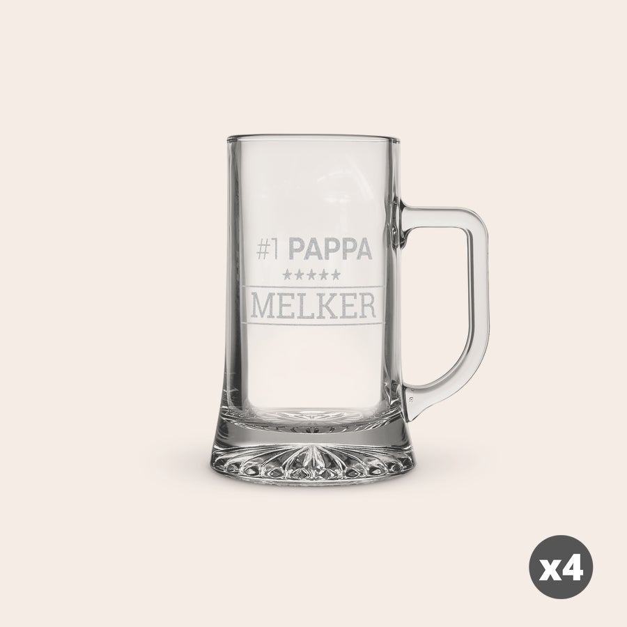 Ălsejdel Personlig glasburk med handtag, graverad med texten "#1 PAPPA" och "MELKER" samt fem stjĂ€rnor, perfekt för att njuta av din favoritdryck.
