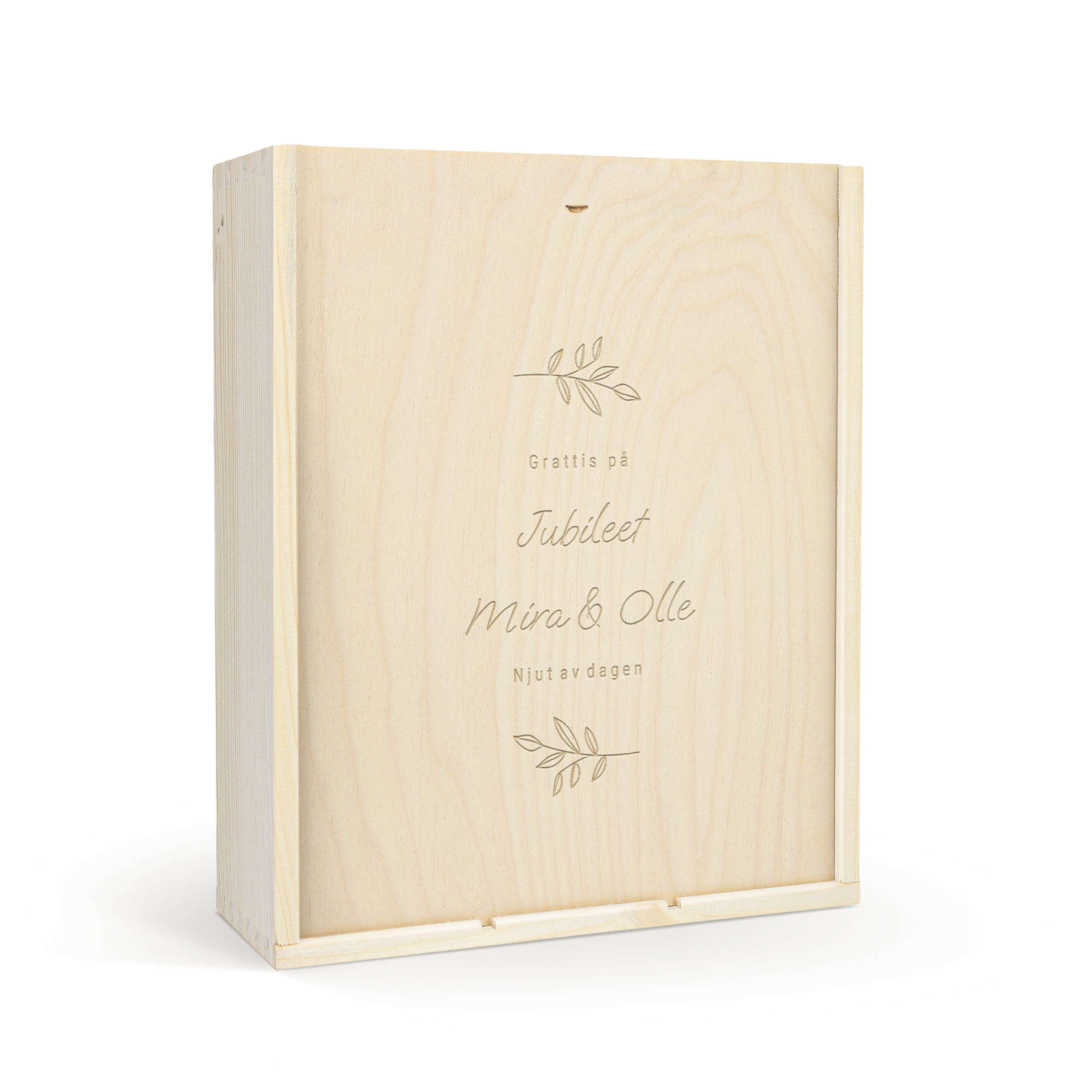 Vinlåda i trä graverad med texten Grattis på Jubileet Mira & Olle Njut av dagen och bladmotiv, ett tjusigt vinpaket.