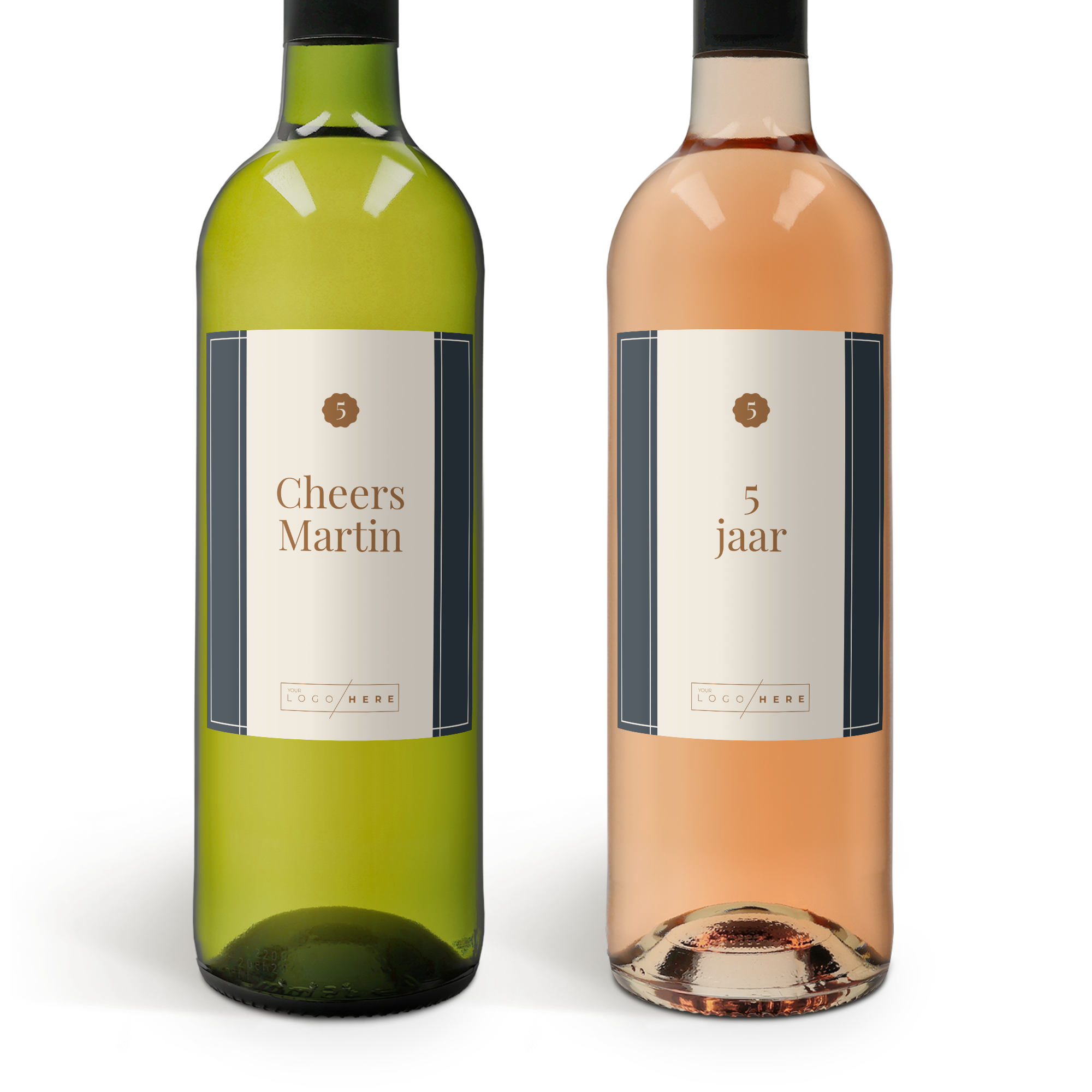 Twee flessen Belvy wijn, wit en rosé, met gepersonaliseerde etiketten bedrukt met "Cheers Martin" en "5 jaar".