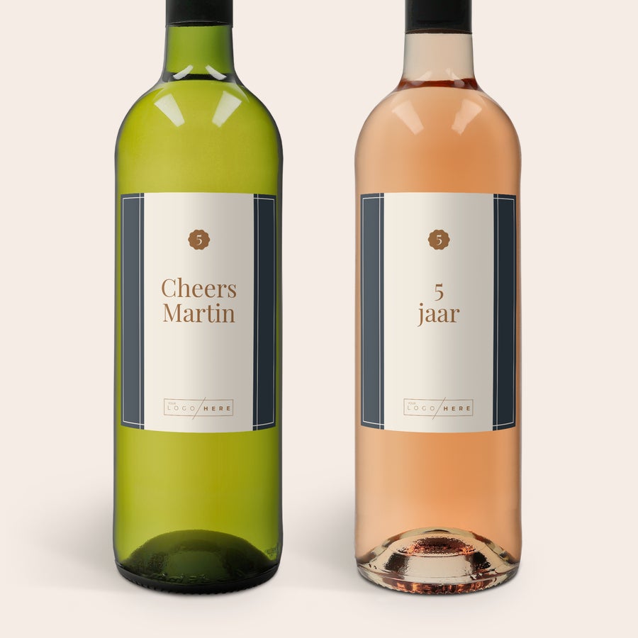 Wijn Belvy personaliseren Twee flessen Belvy wijn, wit en rosé, met gepersonaliseerde etiketten bedrukt met "Cheers Martin" en "5 jaar".