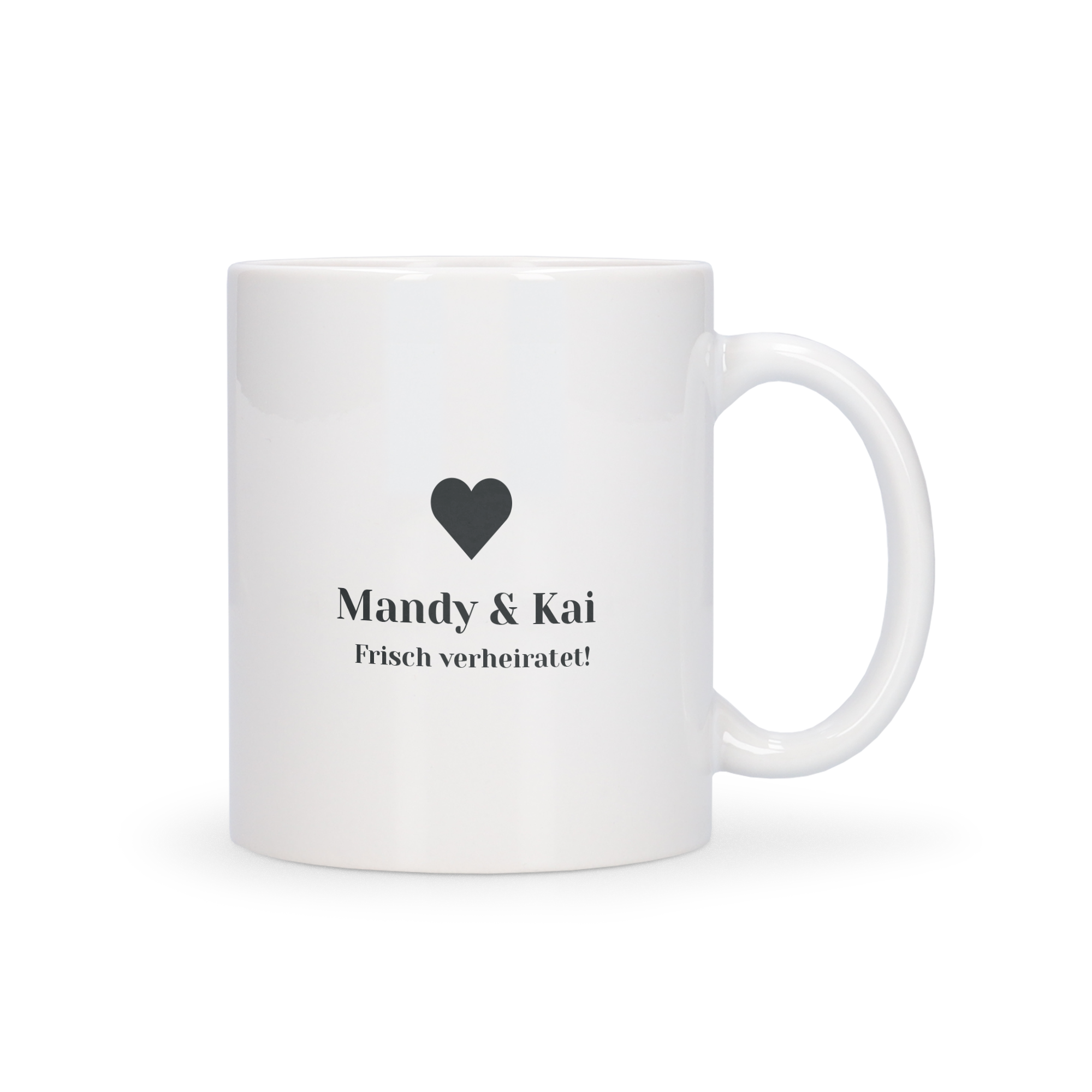 Eine personalisierte Tasse, weiß, mit dem Aufdruck "Mandy & Kai Frisch verheiratet!" und einem Herzsymbol. Eine romantische Tasse.