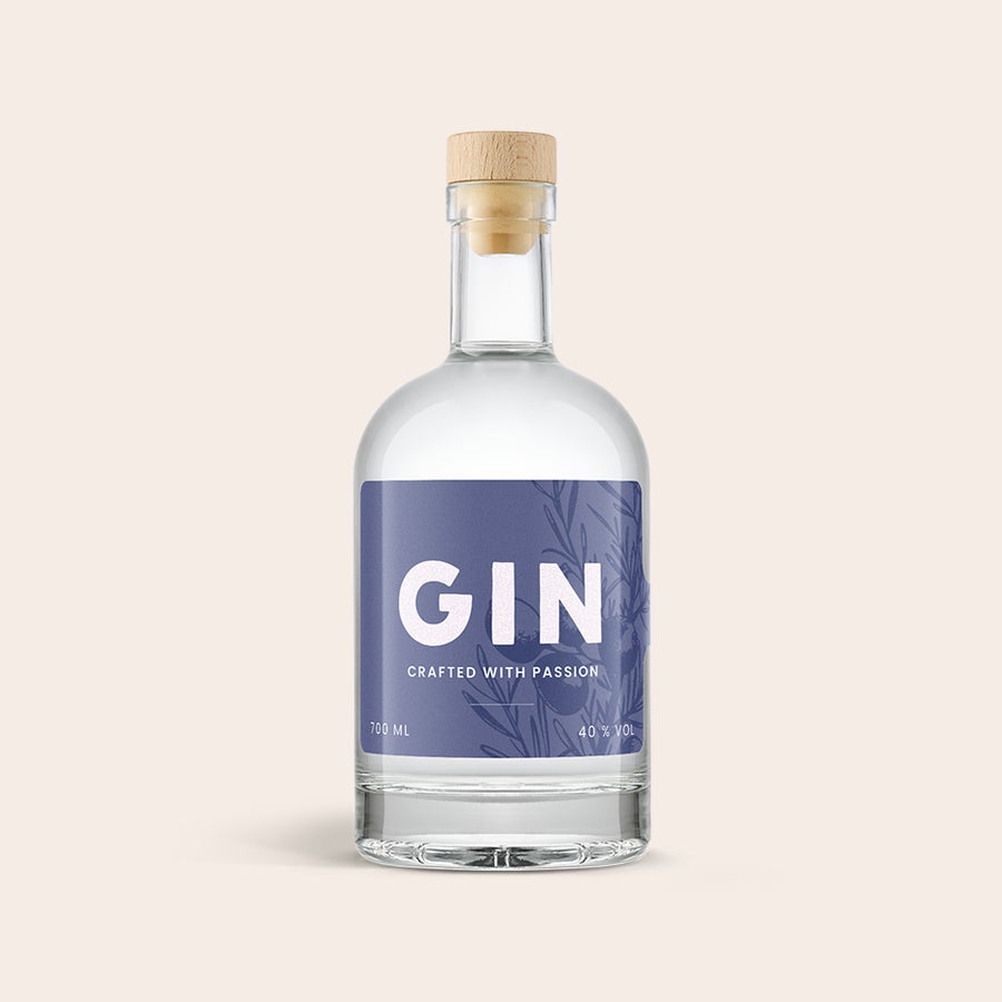 Gin personalizat - YourSurprise Sticlă de gin personalizat cu etichetă albastru-mov imprimată cu textul Gin crafted with passion