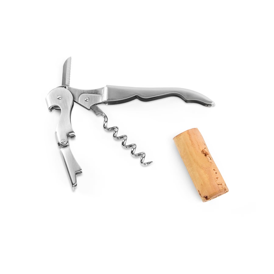 Yksilöitävä pullonavaaja (korkkiruuvi) - Ruostumaton teräs Hopeanvärinen yksilöitävä korkkiruuvi valkoisella pohjalla, korkkiruuvin vieressä on pullon korkki.