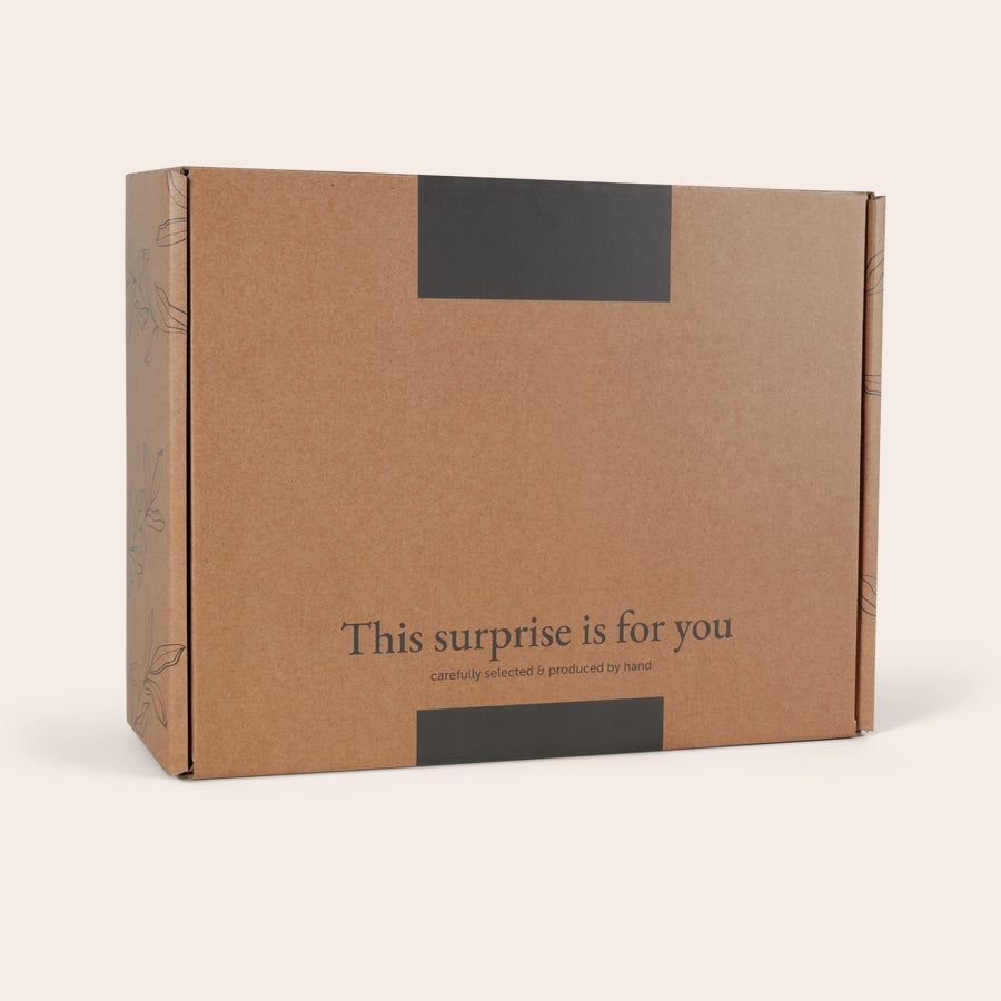 Vinpaket med graverade glas Presentlåda med texten This surprise is for you. Festliga drinkar med ett vinpaket med personliga vinglas.