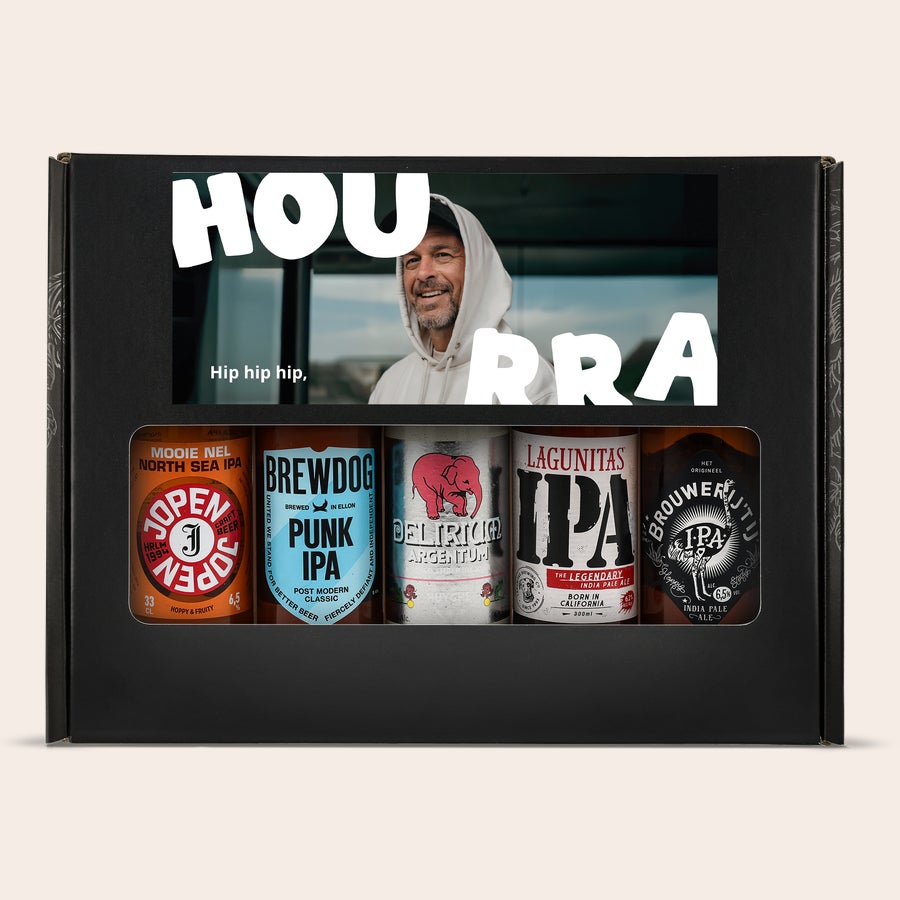 Coffret à bière personnalisé Coffret cadeau de bière personnalisé - Microbrasserie avec six bières et un couvercle imprimé d'un homme souriant et du texte Hip hip hip.