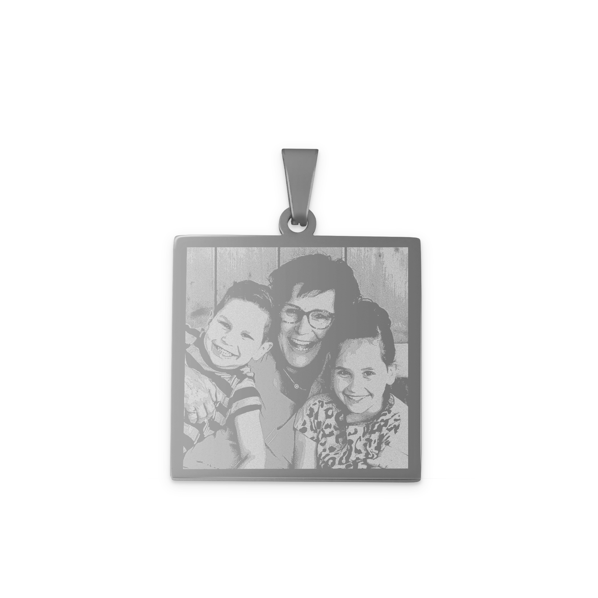 Ciondolo personalizzato con foto incisa di nonna e due bambini. Sorprendi chi vuoi con un ciondolo personalizzato