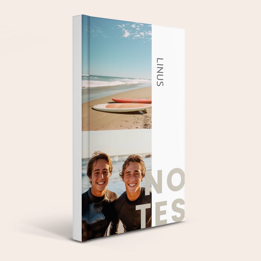 Notizbuch bedrucken Personalisiertes Notizbuch, bedruckt mit zwei Fotos von jungen Männern am Strand und dem Namen "LINUS".