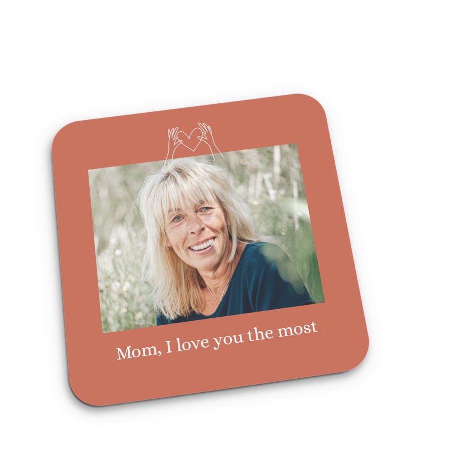 Hnědý personalizovaný podtácek s potištěnou fotografií ženy a textem Mom, I love you the most