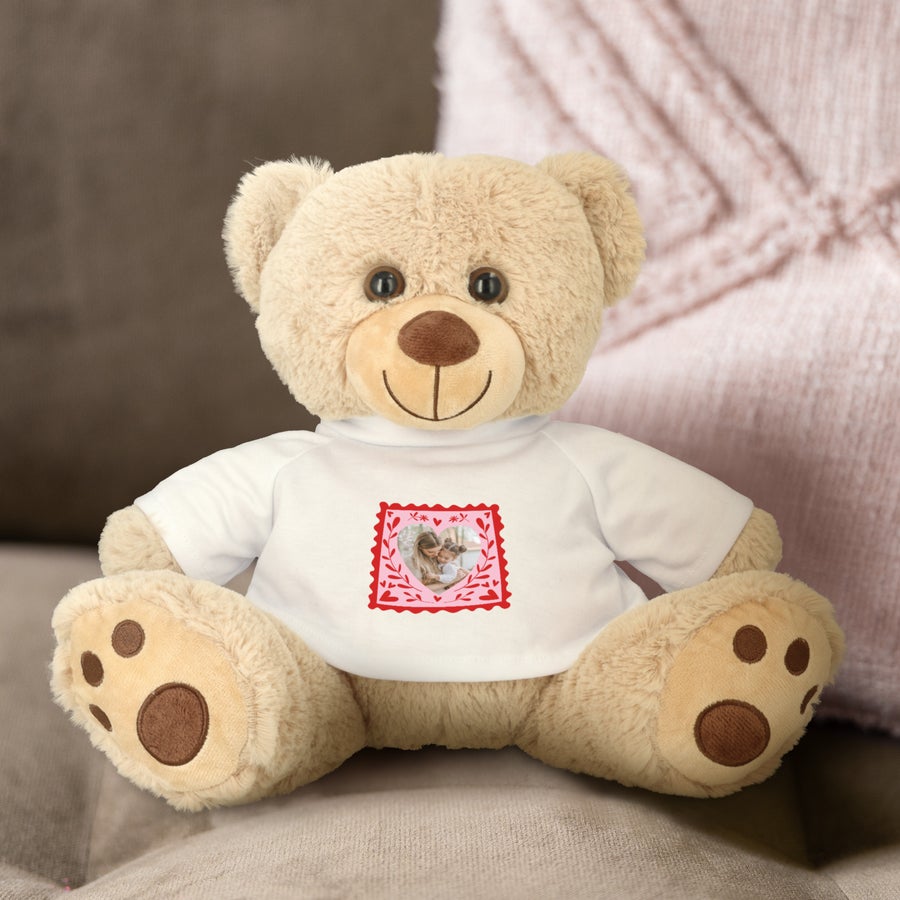 Urso de peluche personalizado Ursinho de pelúcia fofo com camiseta branca personalizada com sua foto e texto em um selo de coração vermelho.
