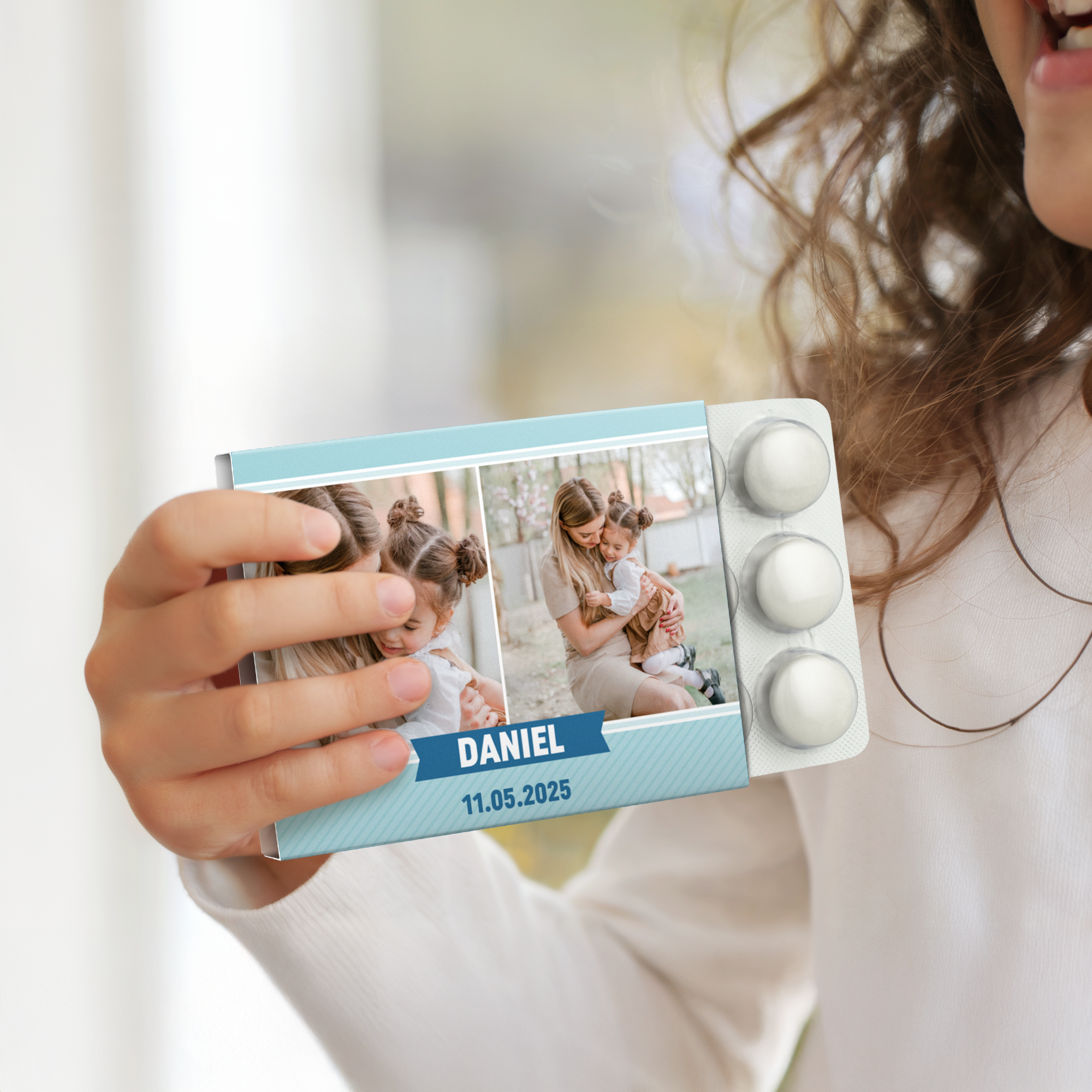 Pachet personalizat de gumă de mestecat Mentos, cu două fotografii imprimate, numele Daniel și data 11.05.2025 pentru a mulțumi invitaților de botez.