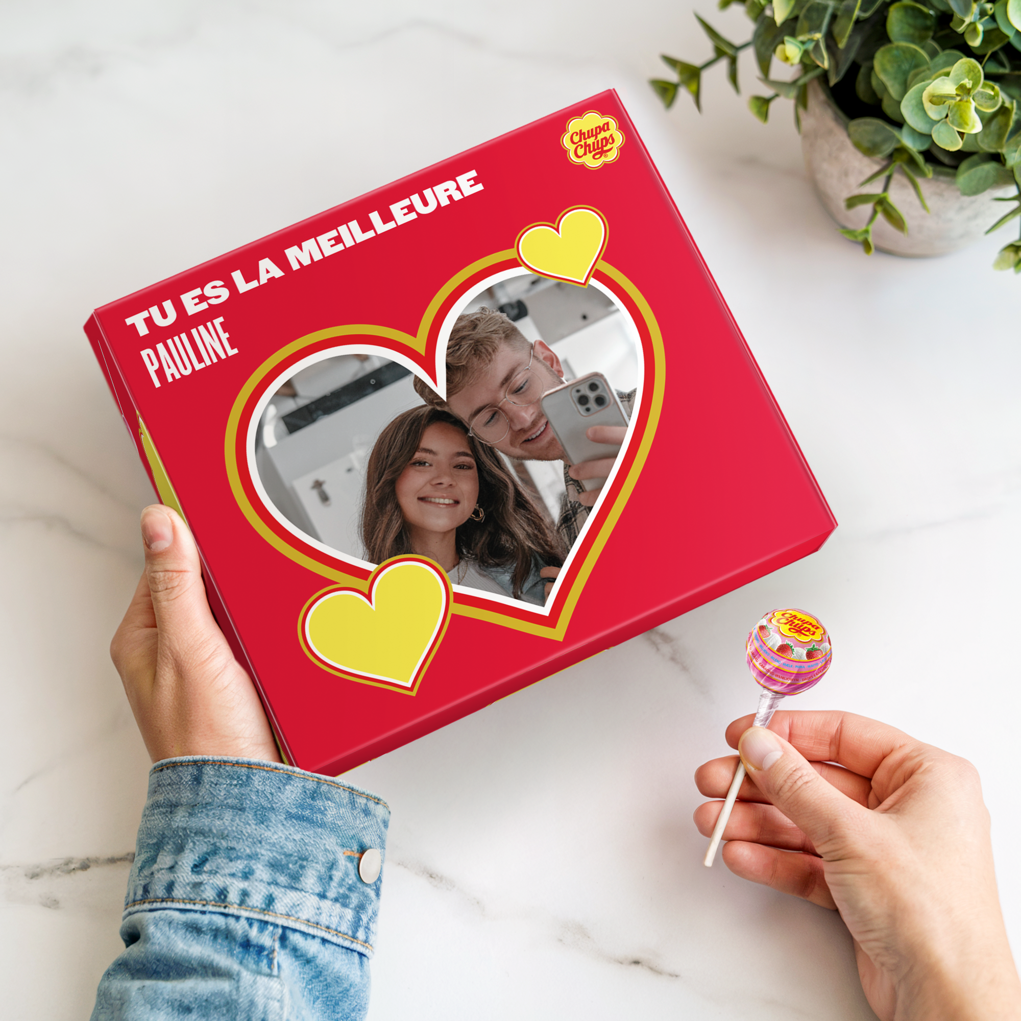 Boîte Chupa Chups personnalisée avec photo de couple, prénom Pauline et texte Tu es la meilleure, livrée en boîte aux lettres