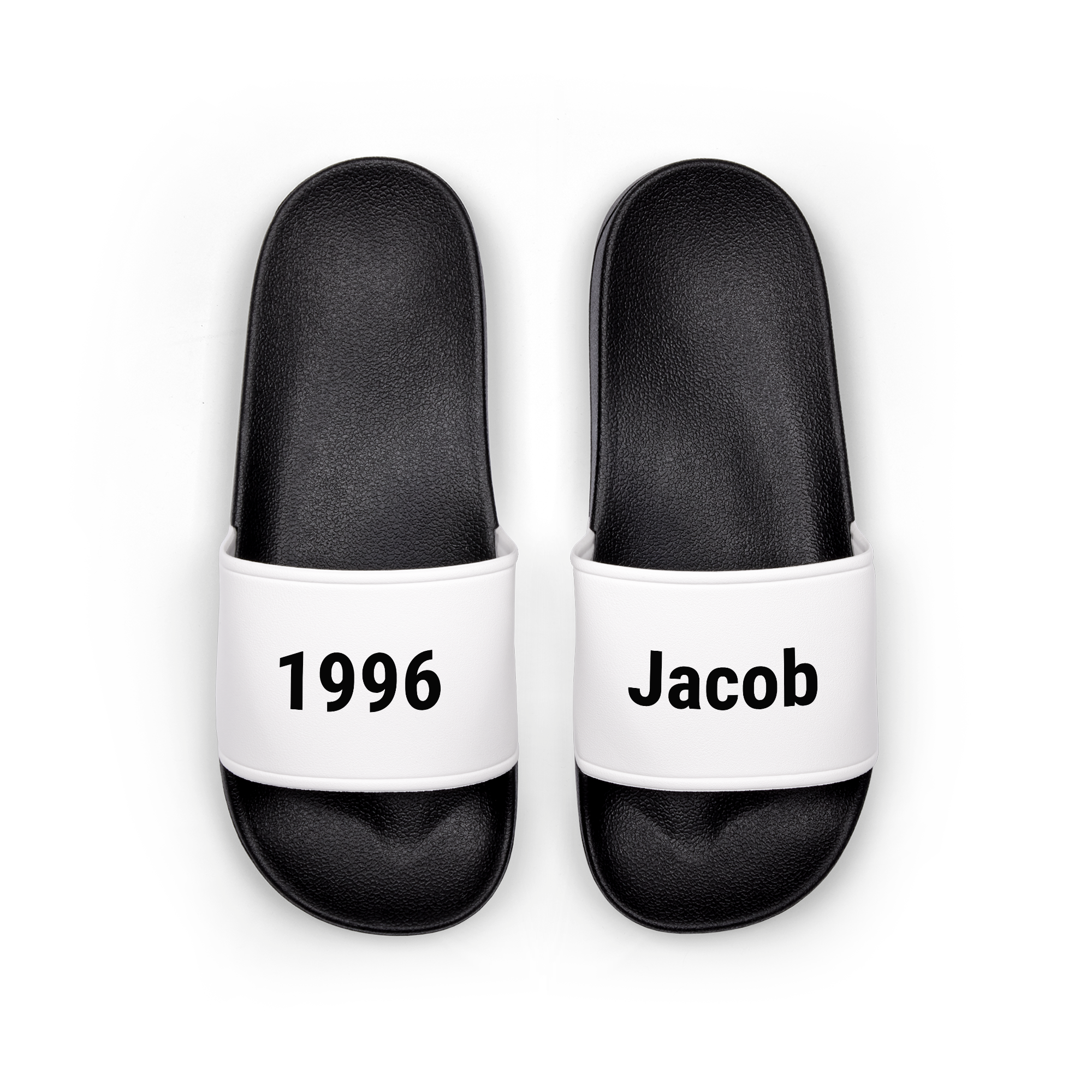 Personalisierte Schlappen in Schwarz-Weiß, bedruckt mit "1996" auf dem linken und "Jacob" auf dem rechten.