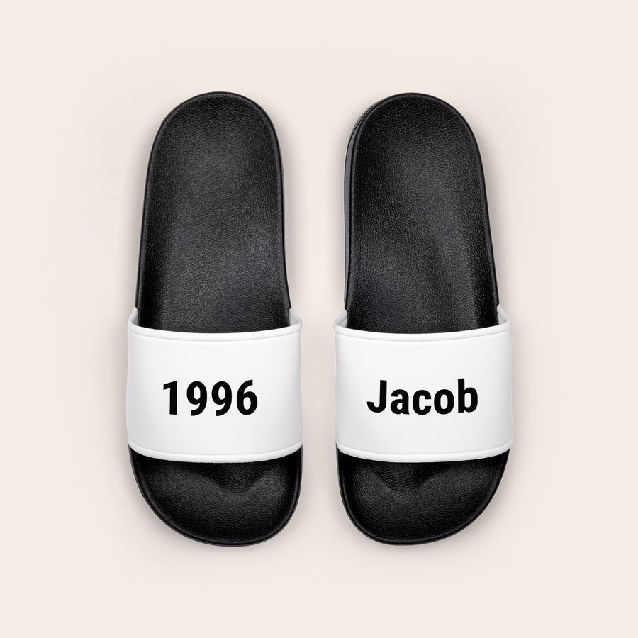 Badelatschen bedrucken Personalisierte Schlappen in Schwarz-Weiß, bedruckt mit "1996" auf dem linken und "Jacob" auf dem rechten.