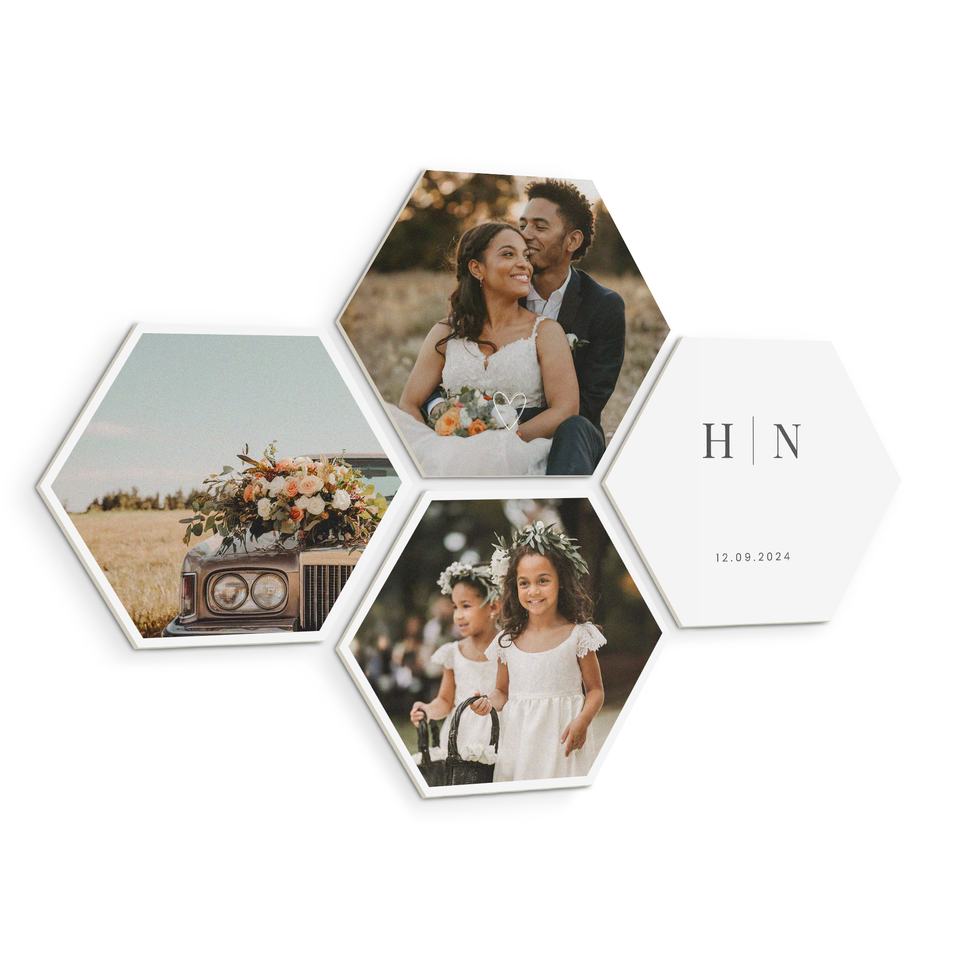 Seks hexagonale trævægkunstpaneler med bryllupsbilleder, trykt med initialer og dato for at dekorere din væg med dit design
