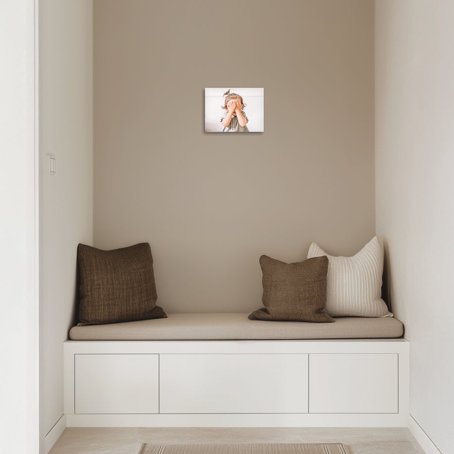 Impression photo sur aluminium Tableau photo personnalisé ChromaLuxe avec impression d'un enfant aux mains sur les yeux