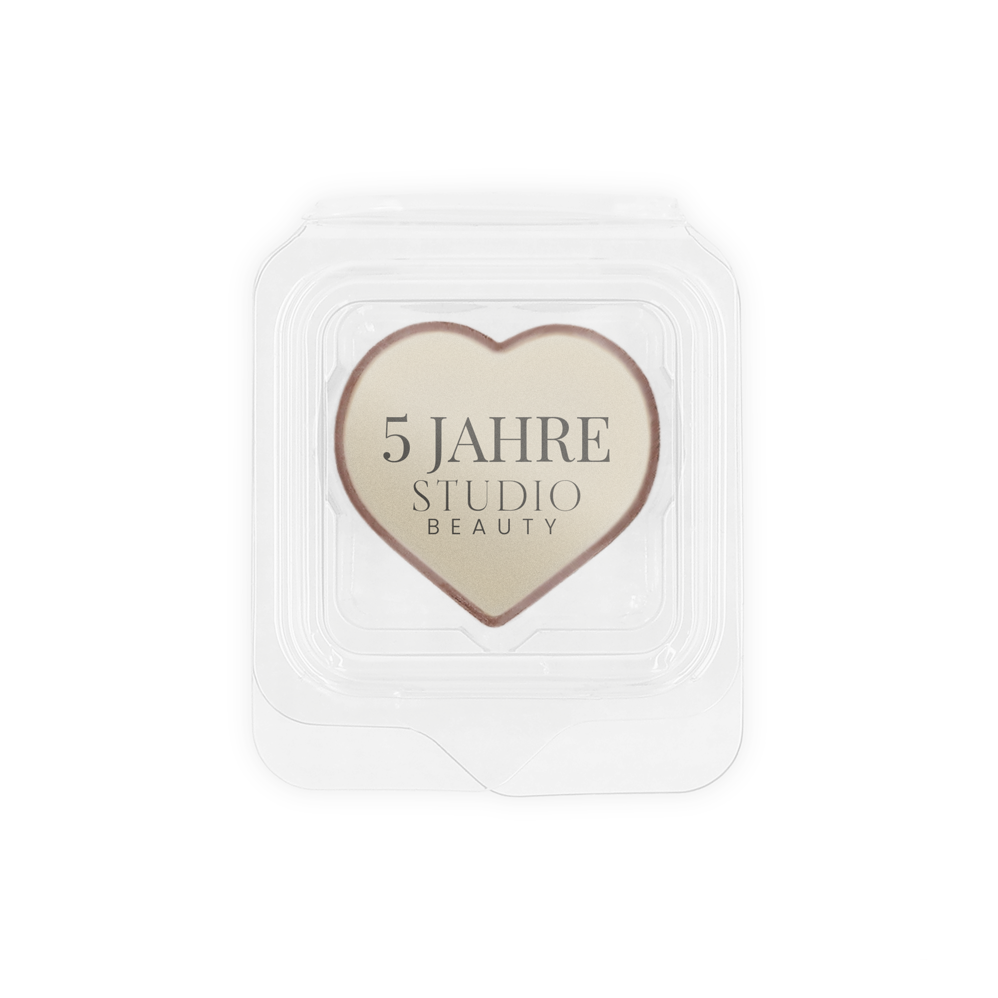 Herzförmige einzeln verpackte Fotopraline mit dem aufgedruckten Text 5 JAHRE STUDIO BEAUTY als Gastgeschenk.