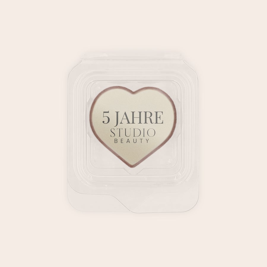 Gastgeschenk Schokolade personalisiert - 50 Stück Herzförmige einzeln verpackte Fotopraline mit dem aufgedruckten Text 5 JAHRE STUDIO BEAUTY als Gastgeschenk.