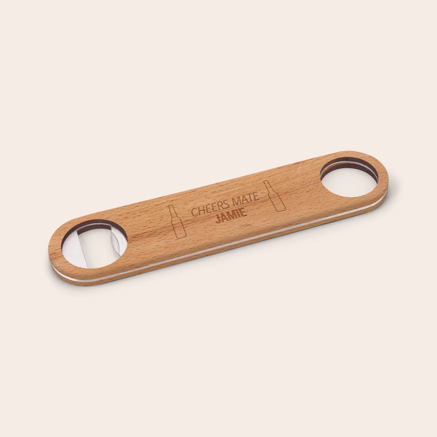 Gepersonaliseerde bieropener Houten bieropener met gravure "CHEERS MATE JAMIE" en bierflesjes, gegraveerd met naam