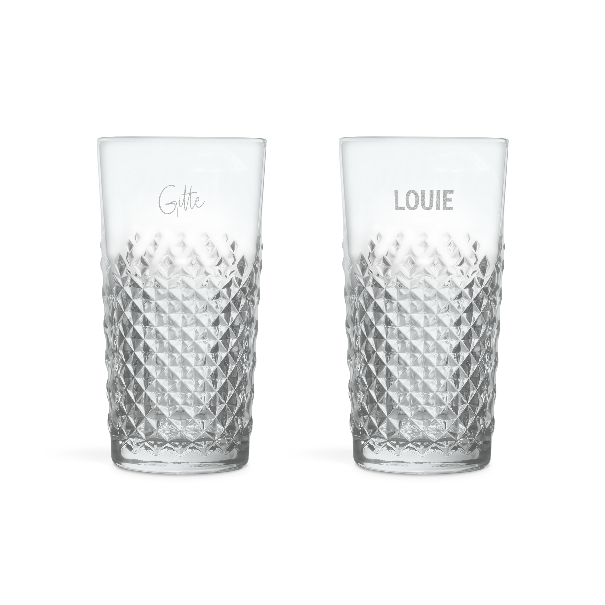 To personlige mojito-glas med diamantmønster, indgraveret med navnene Gitte og Louie.