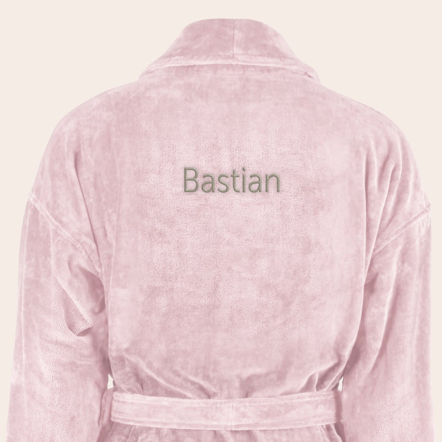Bademantel Männer personalisiert Rosa Bademantel mit Schalkragen, auf dem Rücken mit dem Namen "Bastian" in Olivgrün bestickt. Ihr eigener Bademantel mit Namen bestickt.