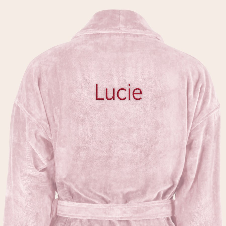 Peignoir Personnalisé Femme Peignoir rose doux avec ceinture, brodé du prénom Lucie en rouge sur le dos