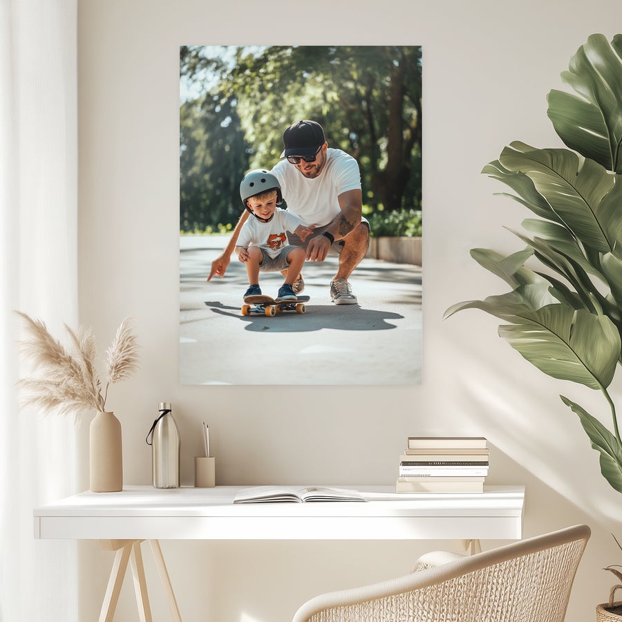Poster Poster con foto personalizzato raffigurante padre e figlio su skateboard. Cattura i tuoi momenti preferiti con uno di questi poster con foto.