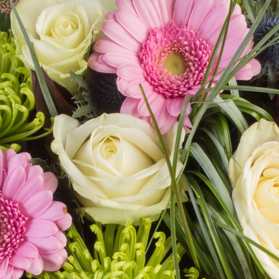 Gepersonaliseerd Bloemen – Kerstboeket (Groot) met witte rozen, roze gerbera's en groene chrysanten. Pas de kaart aan met uw eigen tekst.