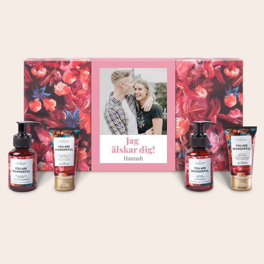 Wellness presentset Wellness-presentpaket med personlig box, tryckt med ett foto av ett par och texten "Jag älskar dig! Hannah". Innehåller duschgel, bodylotion, handtvål och handkräm, perfekt för att överraska nära och kära.
