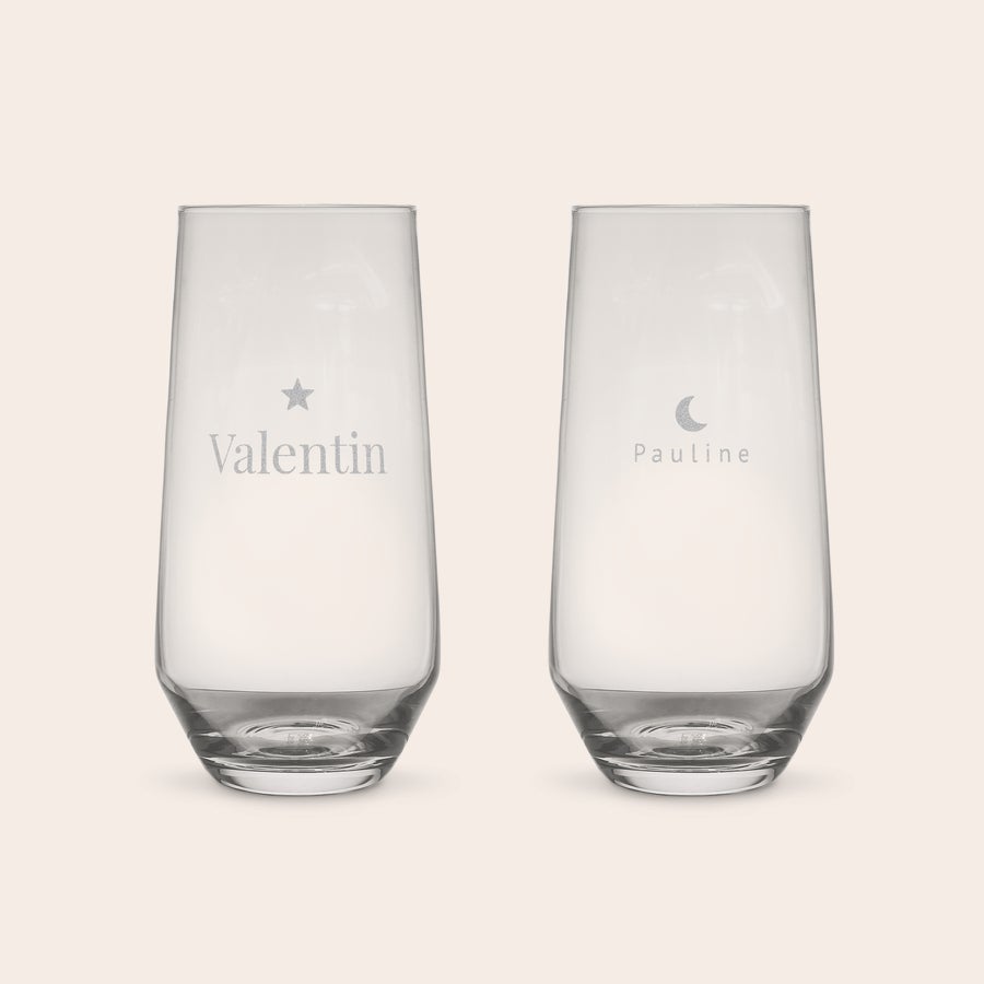 Gobelet personnalisé Deux verres à eau en cristal personnalisés, l'un gravé Valentin avec une étoile, l'autre Pauline avec une lune.