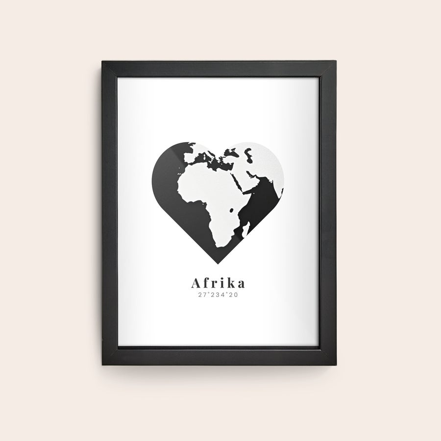 Personalised photo print with frame Personalized photo print with a black frame showing a heart-shaped map of Afrika with the text "Afrika 27°234°20" printed below it.