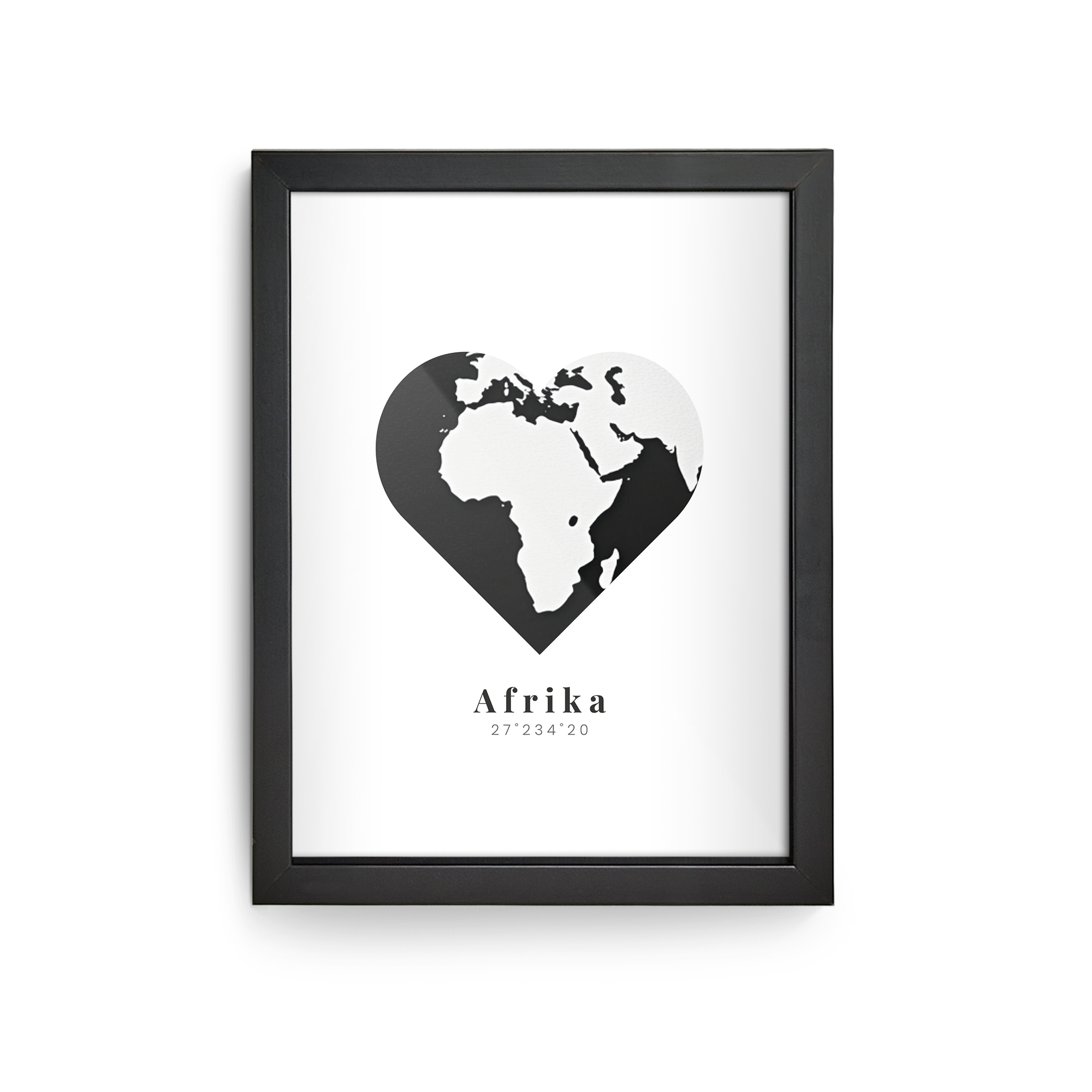 Personaliziran plakat z motivom Afrike v obliki srca, tiskano z besedilom Afrika in koordinatami, uokvirjen z lesom