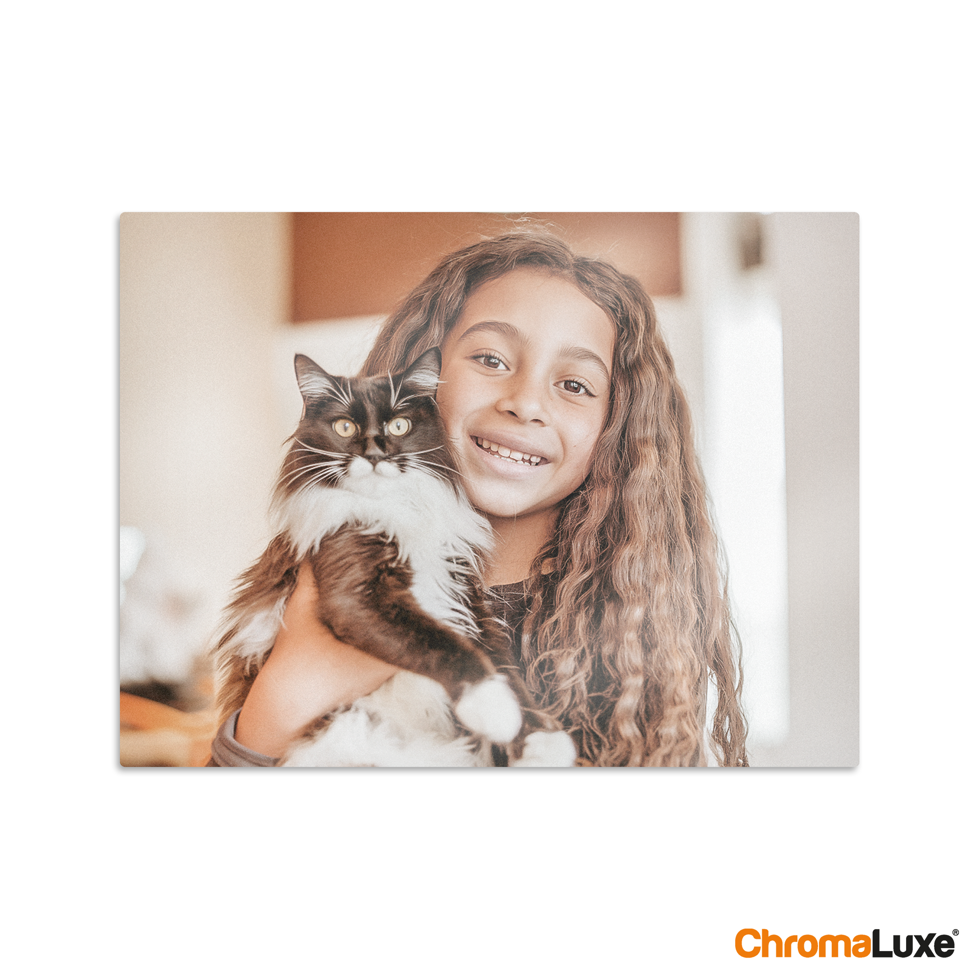 ChromaLuxe aluminium fotopaneel met een gedrukte eigen foto van een meisje dat een kat vasthoudt