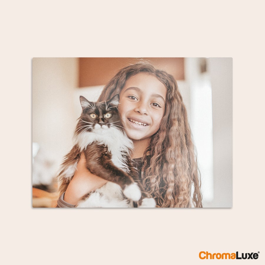 Impression photo sur aluminium Tableau photo ChromaLuxe personnalisé dune jeune fille souriante tenant son chat noir et blanc.
