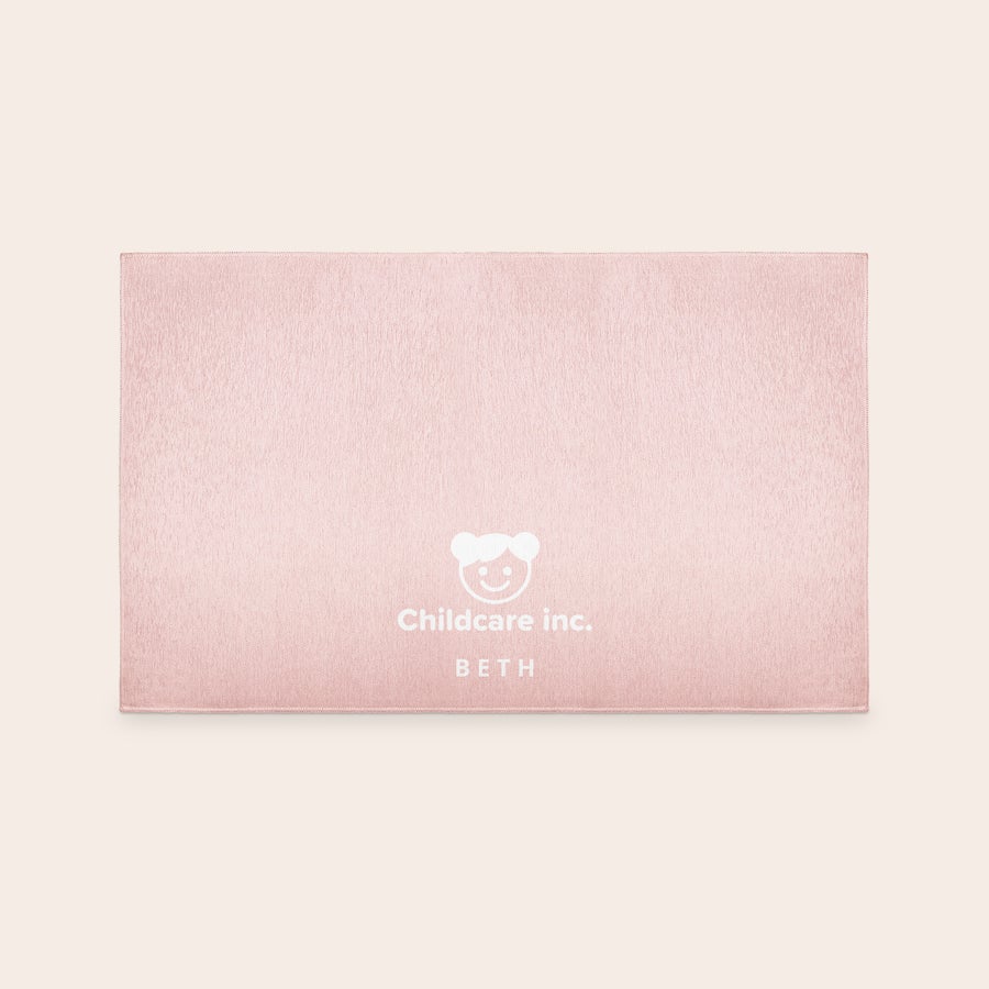 Alfombra de juegos impresa Tapete de juego personalizado rosa claro con logo de guardería y el nombre "Beth" impreso.
