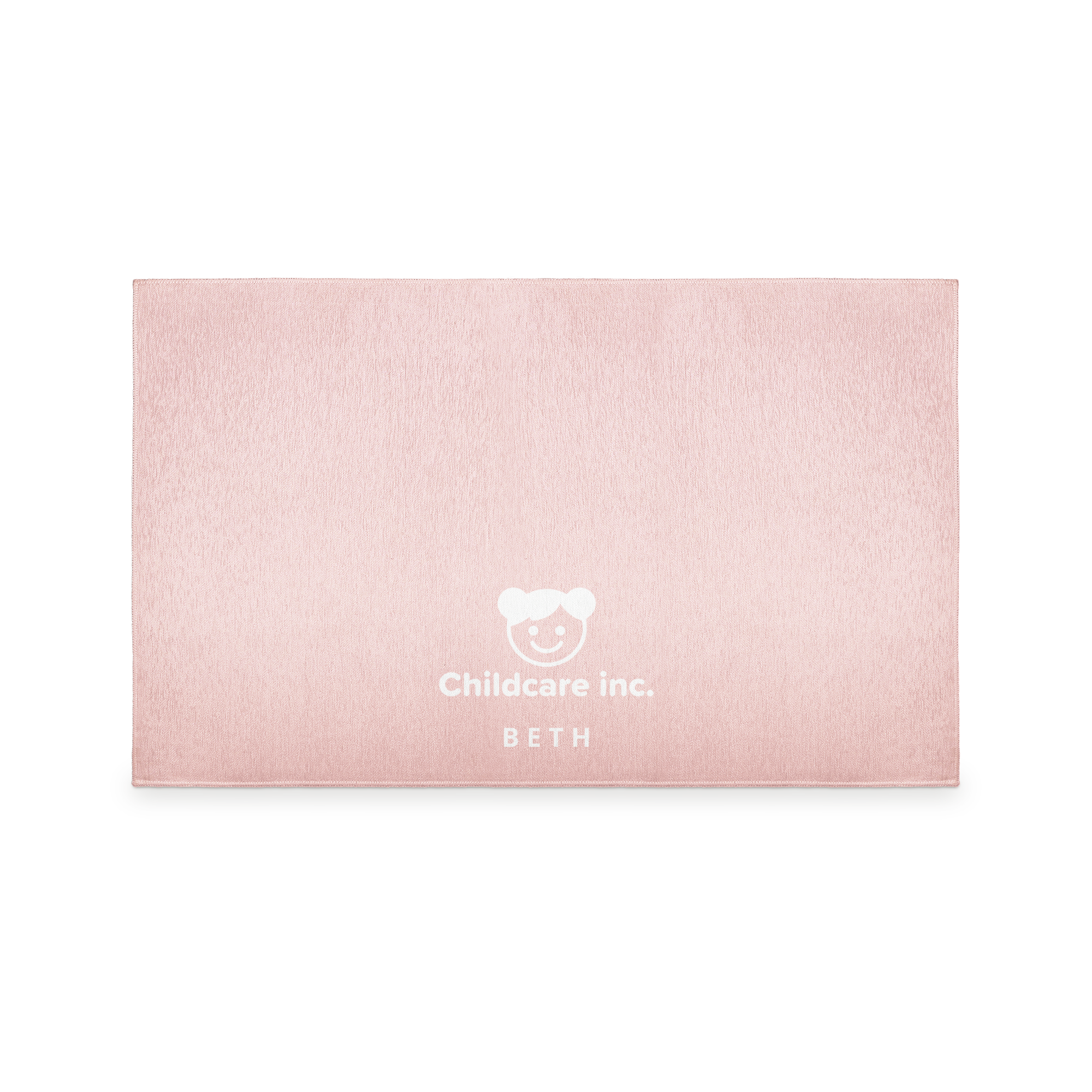 Una alfombra personalizada rosa claro impresa con el logo de "Childcare inc." y el nombre "BETH" en la parte inferior.