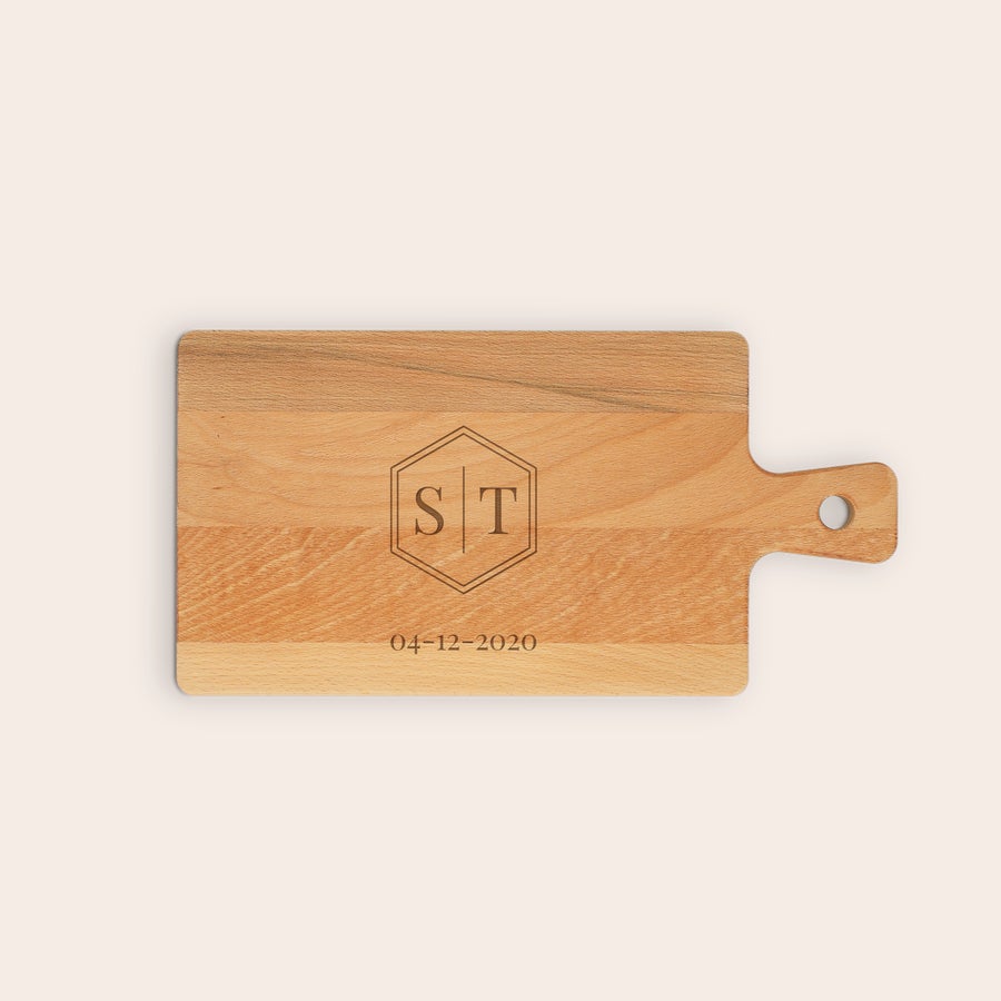 Tagliere in Legno Personalizzato Piatto da portata in legno di faggio chiaro con iniziali ST e data 04-12-2020 incise, ideale per i tuoi snack.