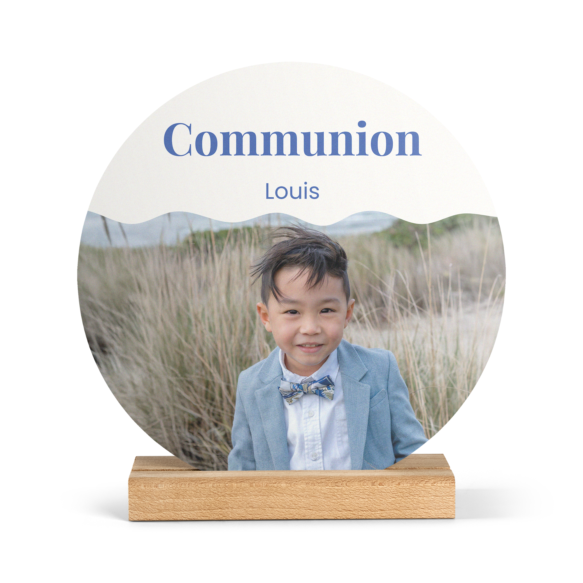 Tuile photo ronde en bois personnalisée avec un enfant souriant, le texte Communion et Louis