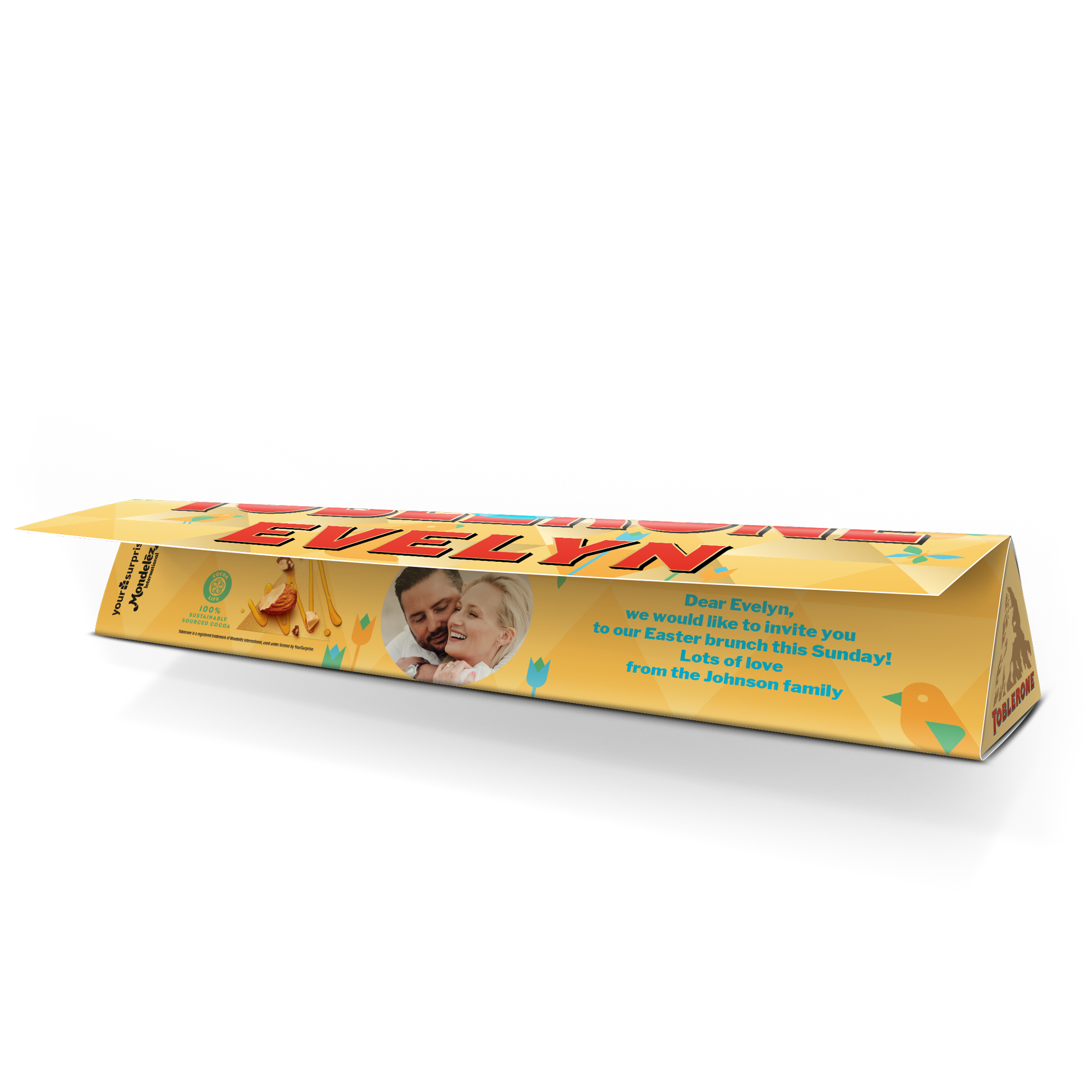 Velikonoční Toblerone čokoláda se jménem Evelyn a fotkou páru, s pozvánkou na velikonoční brunch vytištěnou na obalu.