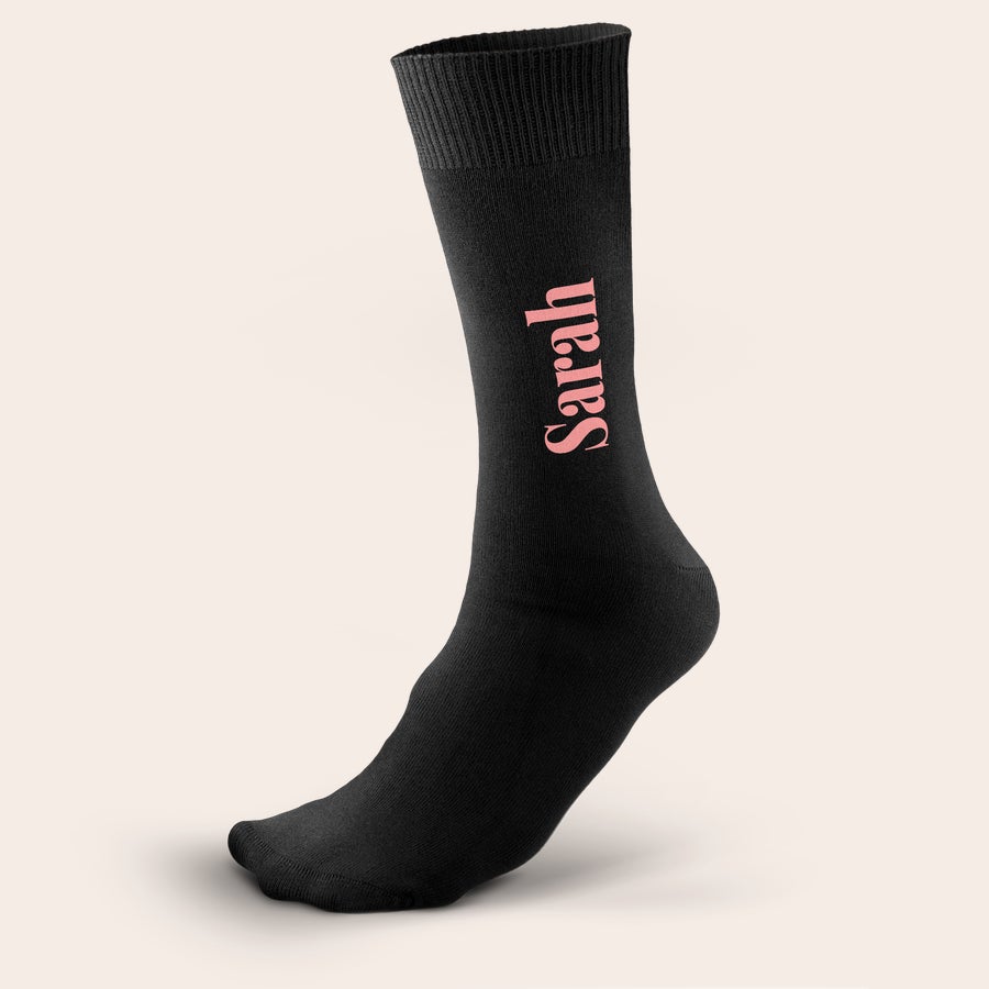 Calcetines con nombre Calcetín negro con el nombre Sarah impreso en color melocotón, un regalo para diseñar calcetines personalizados.